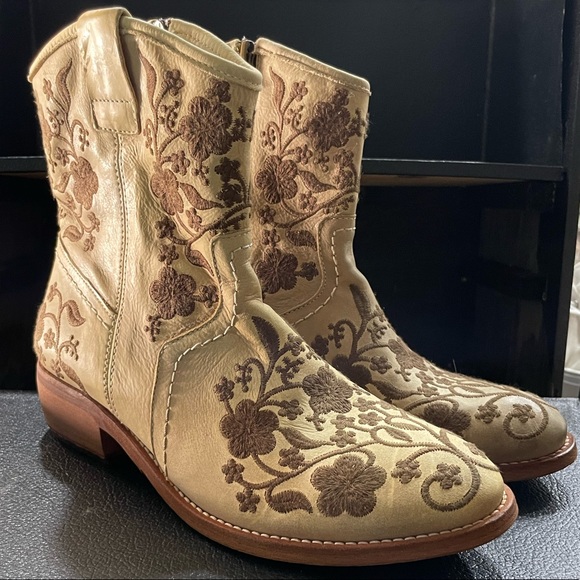 Taos Footwear Shoes - Taos western mid hi cowboy boot floral cream size 40 eu wm 9 in great shape